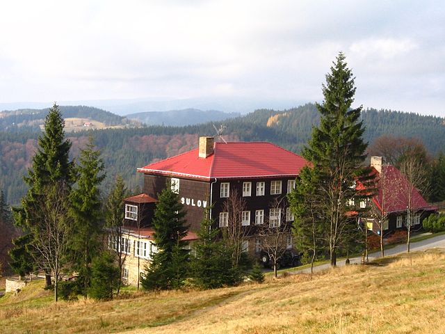 640px-Chata_sulov_bílý_kříž